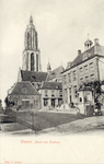 11799 Gezicht op de Vismarkt te Rhenen, met links de Waag, rechts een stadspomp en het raadhuis en op de achtergrond de ...